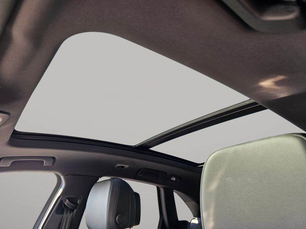 Used 2021 Porsche Macan w/ Premium Package image 5