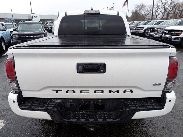 Used 2017 Toyota Tacoma TRD Off-Road w/ Premium & Technology Package image 4