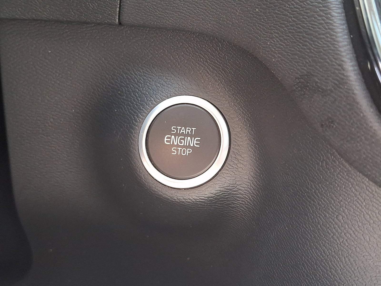 Certified 2023 Volvo XC40 B5 Plus w/ Driver Assist Package AWD/4WD image 23