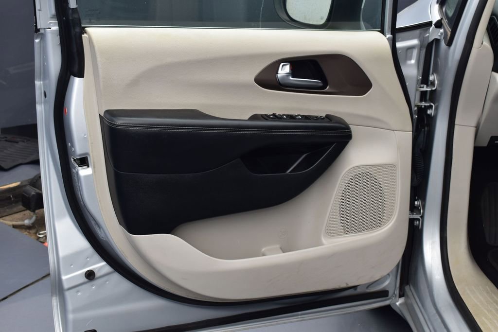 Used 2022 Chrysler Voyager LX FWD image 23