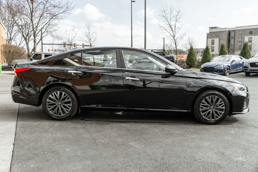 Used 2024 Nissan Altima 2.5 SV image 3