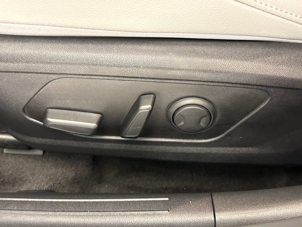 Used 2026 Hyundai Elantra Limited FWD image 21