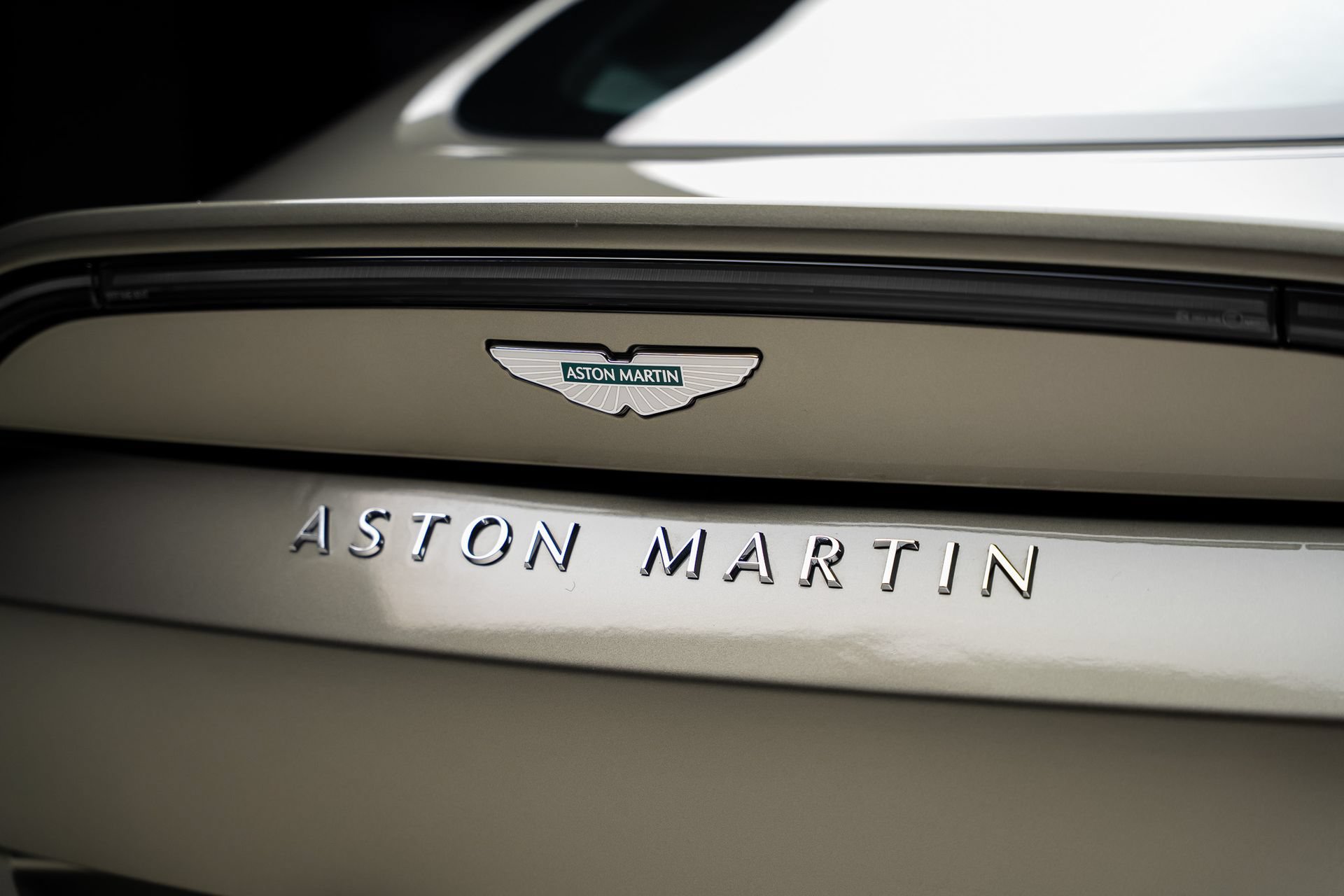 Used 2025 Aston Martin V8 Vantage Coupe RWD image 30