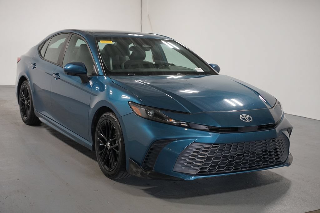 Used 2025 Toyota Camry SE FWD image 3