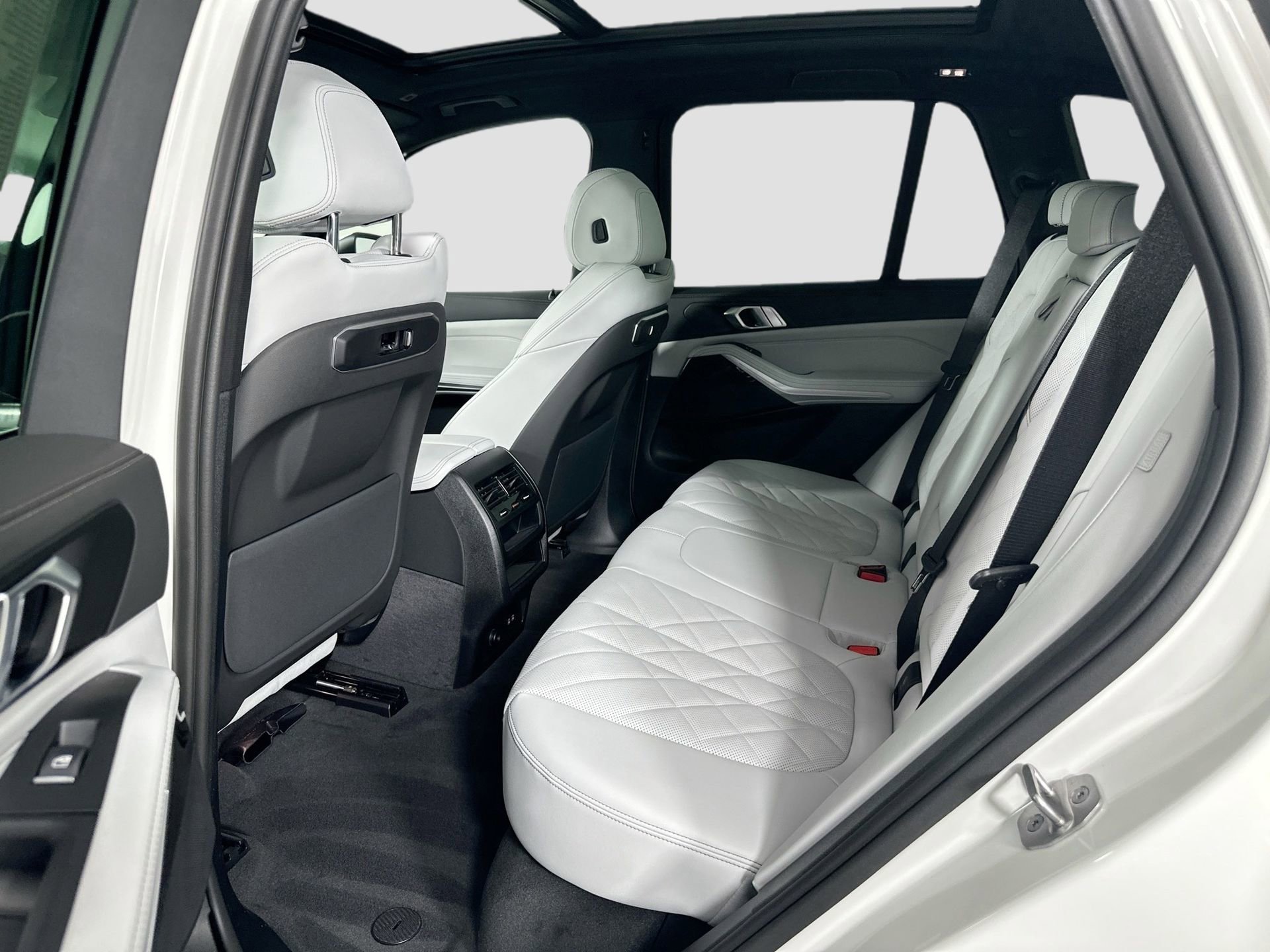 Used 2026 BMW X5 xDrive40i w/ Parking Assistance Package image 16