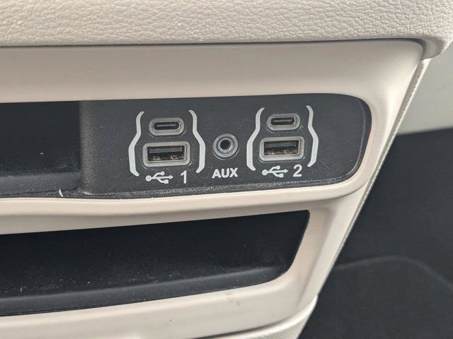 Used 2024 Chrysler Pacifica Touring-L FWD image 18