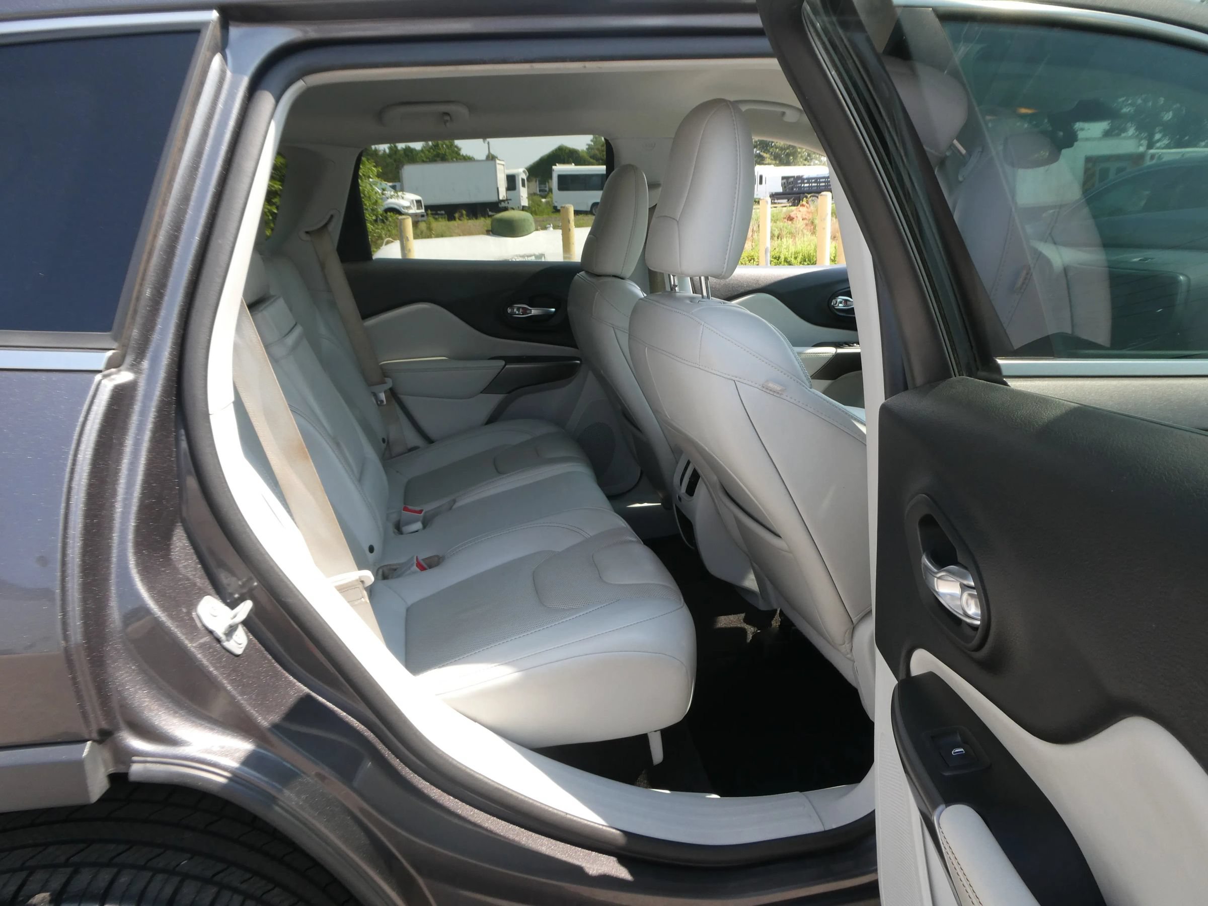 Used 2019 Jeep Cherokee Limited FWD image 27