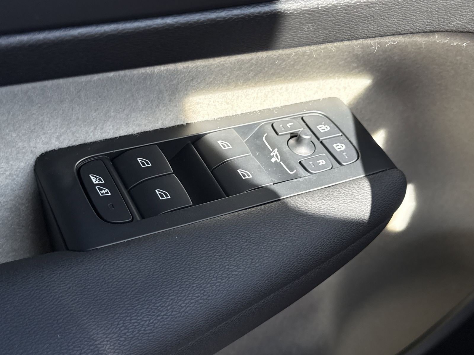 New 2026 Volvo XC40 B5 Ultra w/ Climate Package AWD/4WD image 17