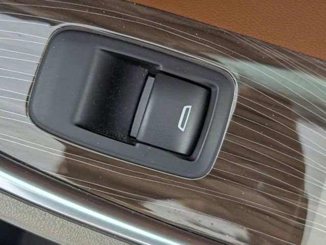 Used 2018 Chevrolet Malibu Premier w/ Premier Sun and Wheel Package FWD image 34