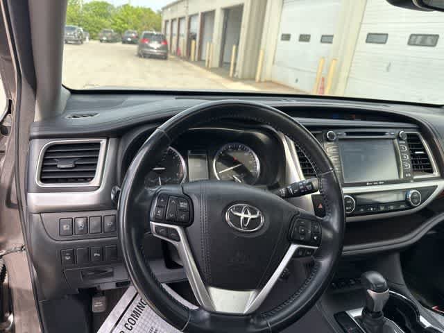Used 2017 Toyota Highlander Limited AWD/4WD image 7