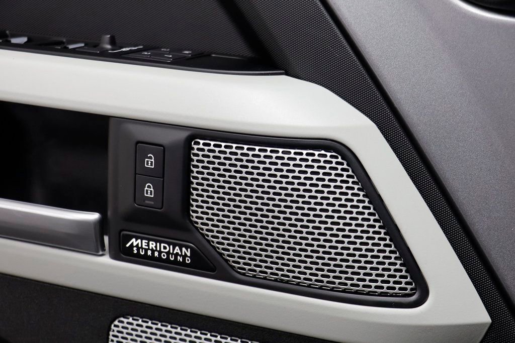 Used 2023 Land Rover Defender 130 SE image 7