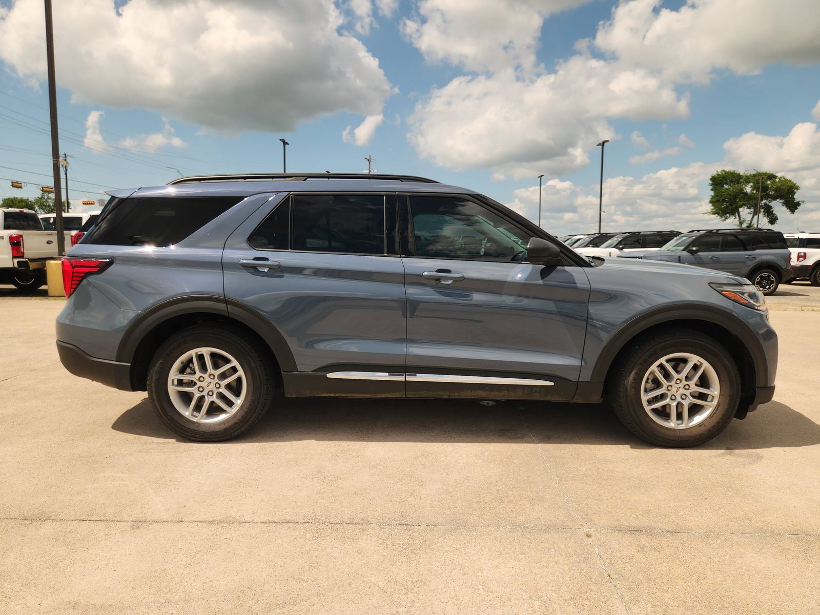 Used 2025 Ford Explorer Active RWD image 7