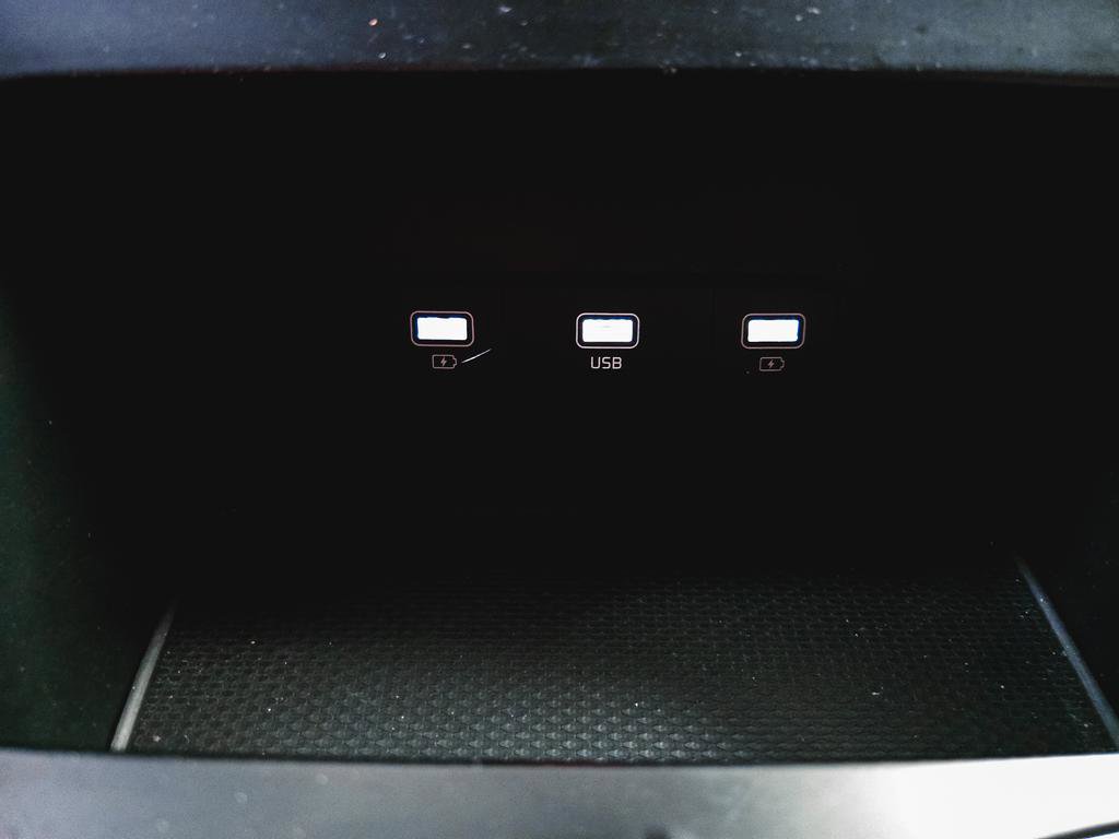 Used 2024 Kia Carnival LX image 32