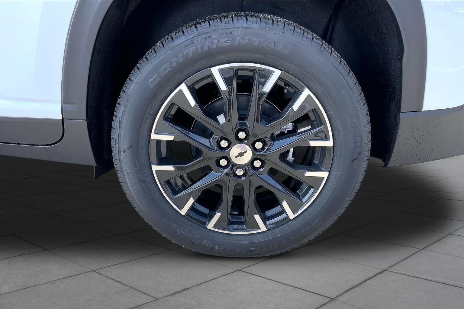 Used 2026 Chevrolet Traverse LT w/ Sun and Wheel Package FWD image 12