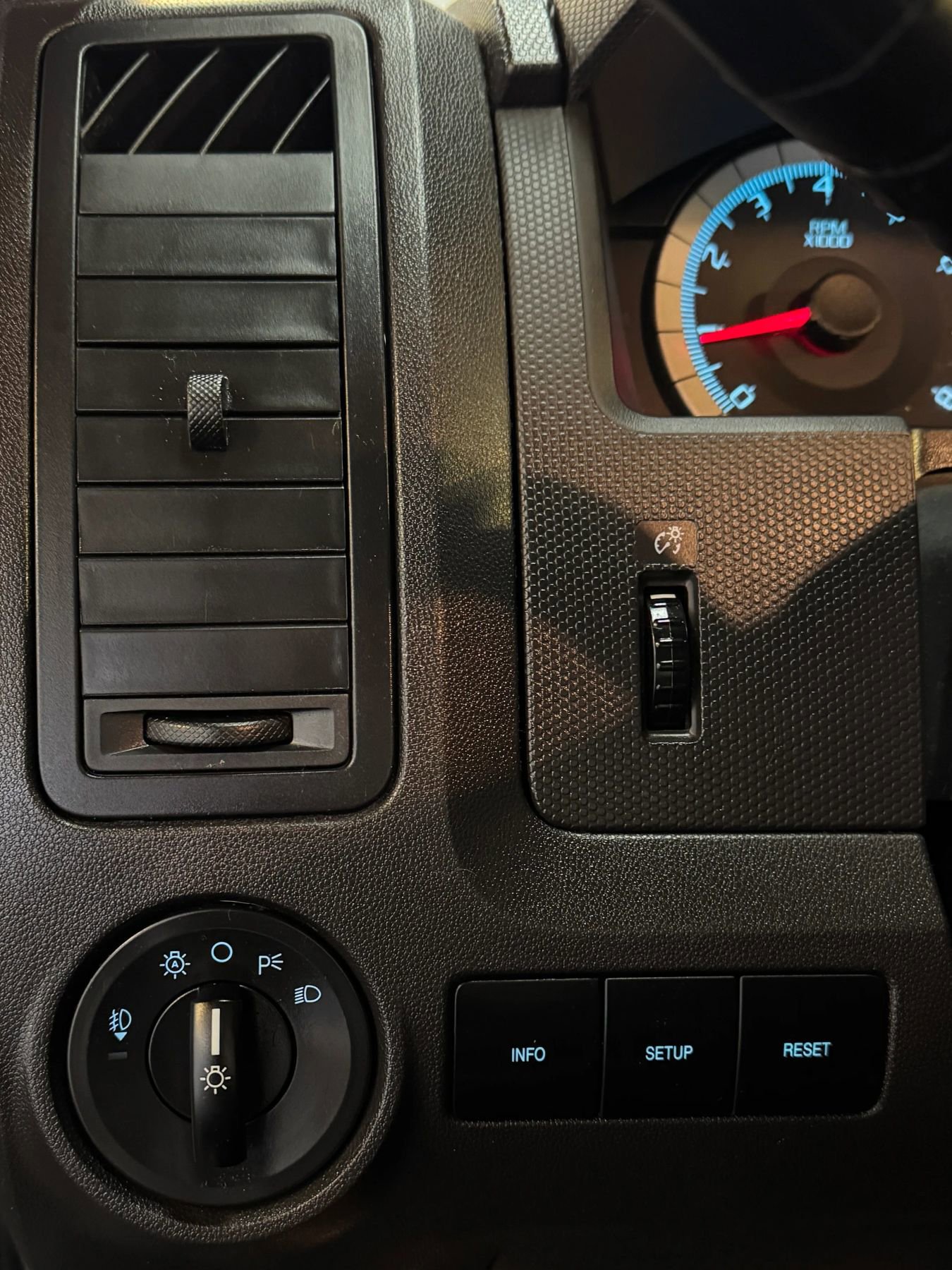 Used 2010 Ford Escape XLT image 15