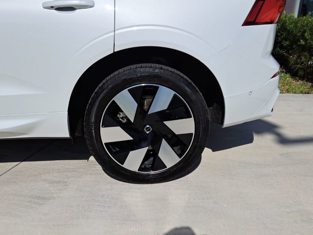Used 2024 Volvo XC60 T8 Plus image 4