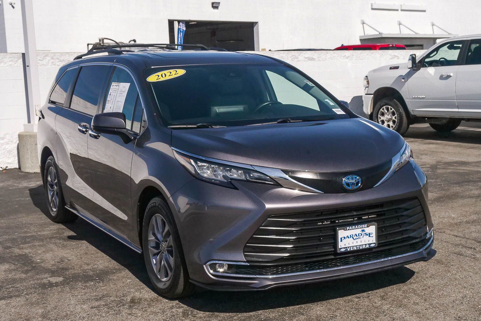 Used 2022 Toyota Sienna XLE image 3