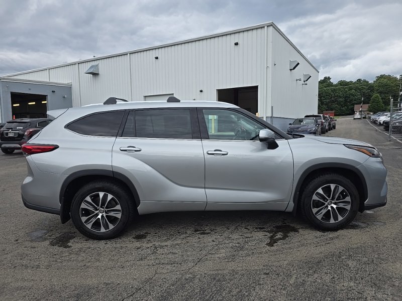 Used 2021 Toyota Highlander XLE AWD/4WD image 7