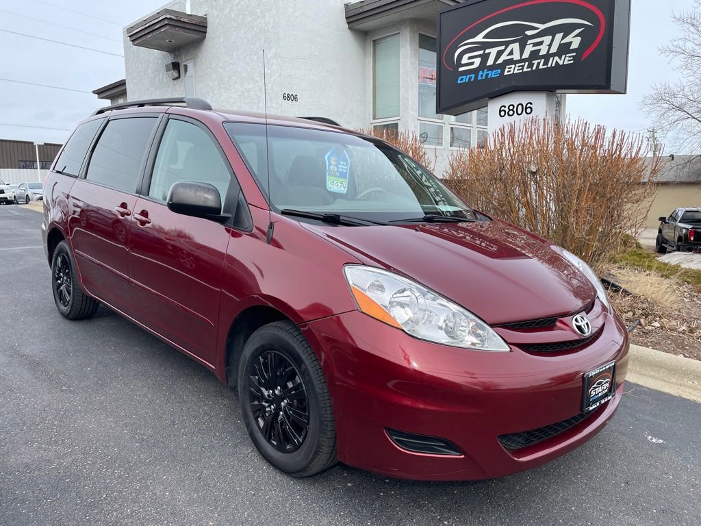 Used 2010 Toyota Sienna LE FWD image 2