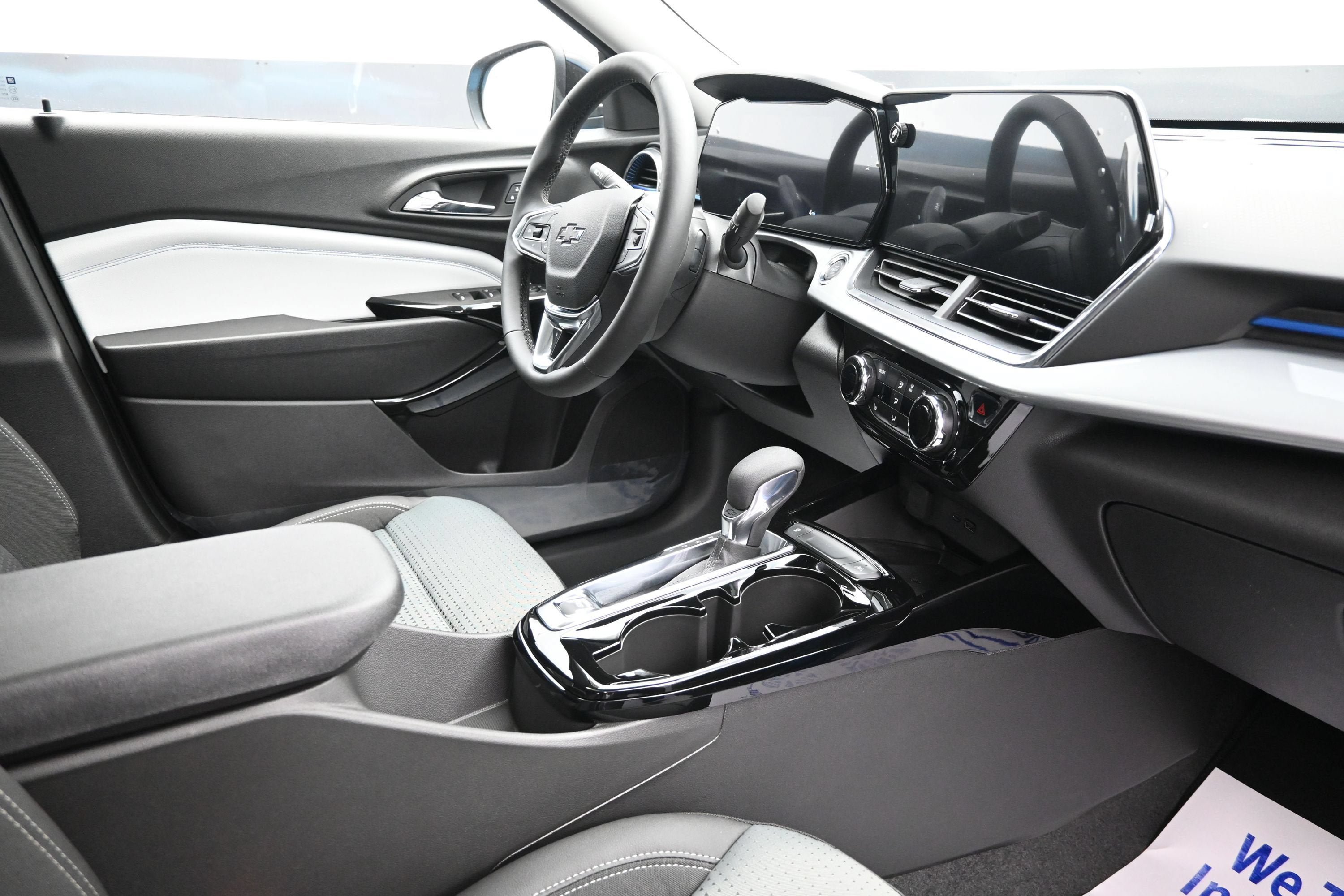 New 2026 Chevrolet Trax LT w/ Sunroof Package FWD image 31