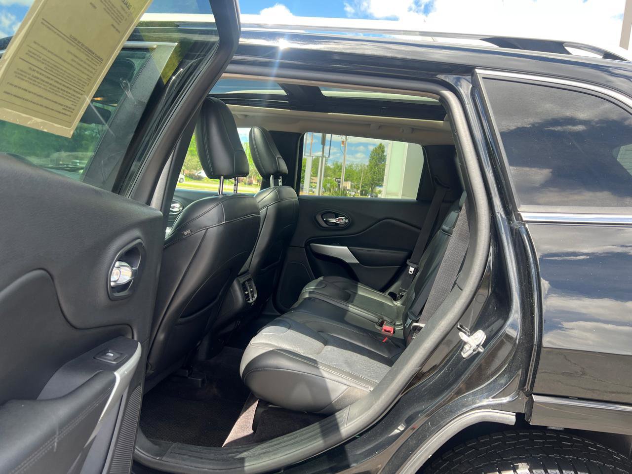 Used 2018 Jeep Cherokee Overland w/ Technology Group AWD/4WD image 36