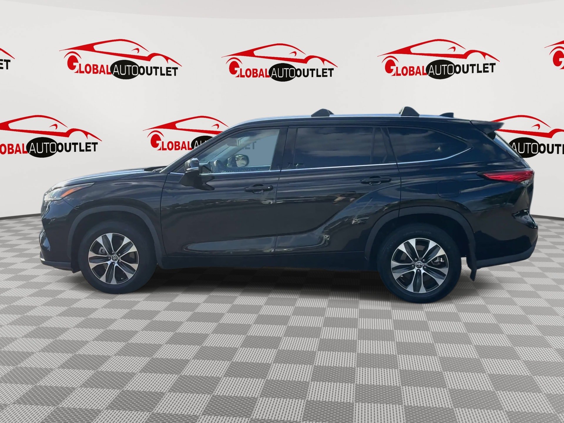 Used 2021 Toyota Highlander XLE AWD/4WD image 5