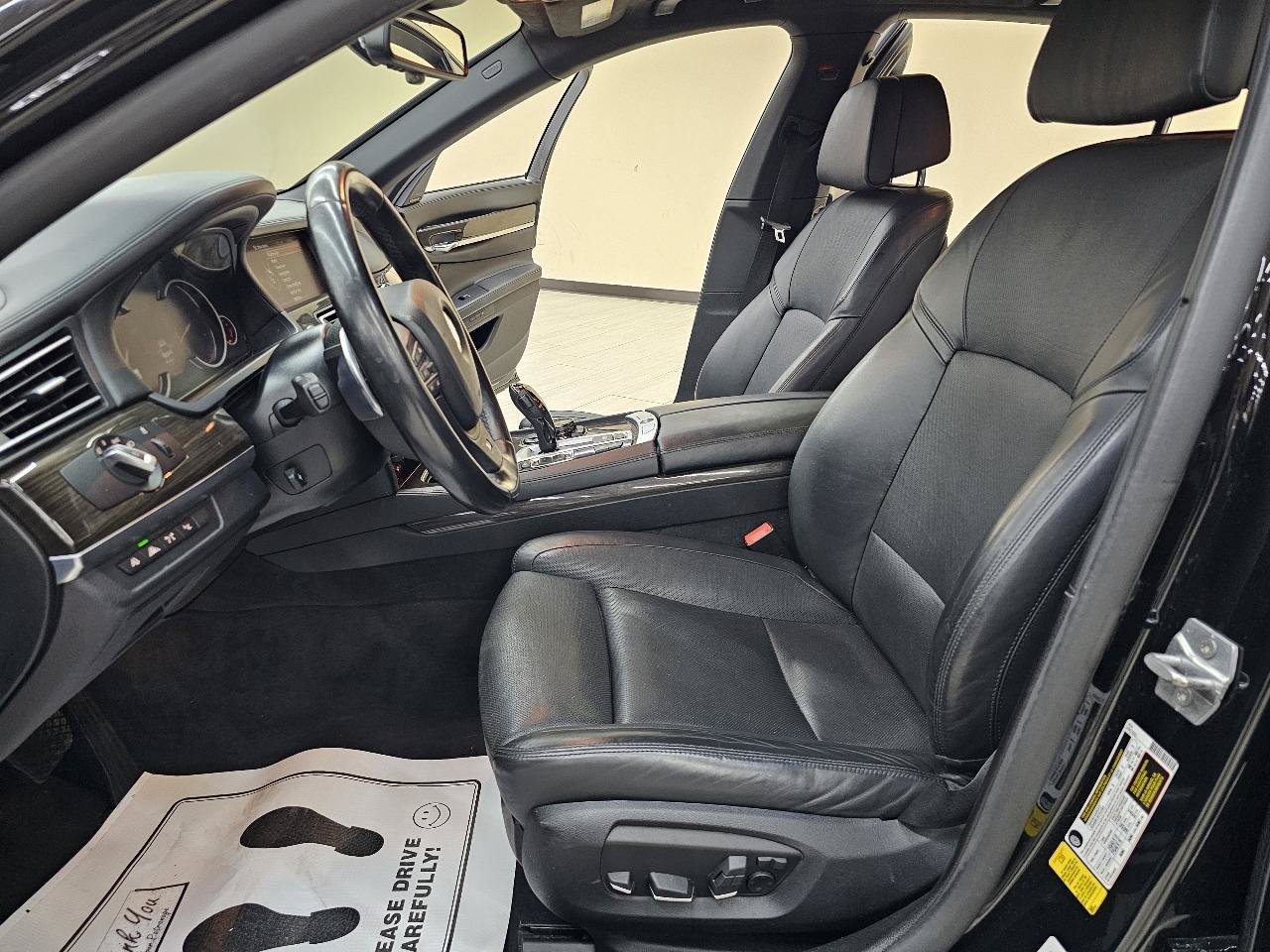 Used 2015 BMW 750i w/ M Sport Edition RWD image 18