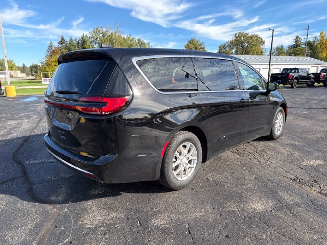 Used 2027 Chrysler Pacifica Select FWD image 6