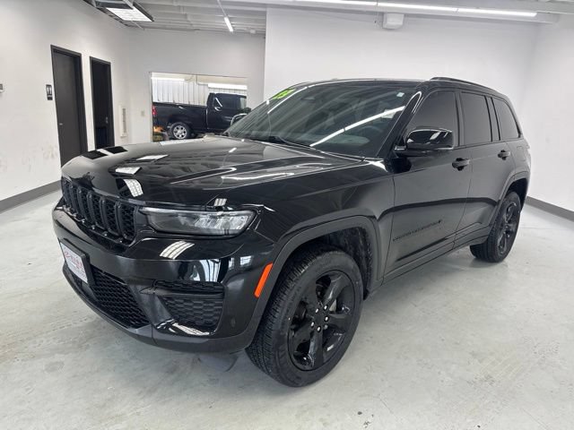 Used 2023 Jeep Grand Cherokee Altitude AWD/4WD image 5