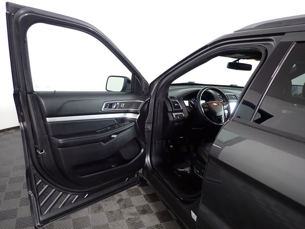 Used 2017 Ford Explorer XLT w/ Equipment Group 202A image 24