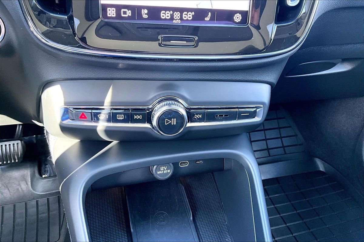 Used 2023 Volvo XC40 B5 Plus w/ Driver Assist Package image 15