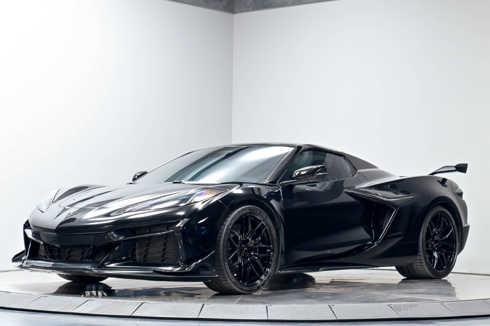 Used 2025 Chevrolet Corvette Z06 RWD image 3