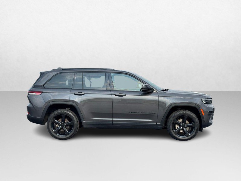 Used 2023 Jeep Grand Cherokee Altitude AWD/4WD image 2