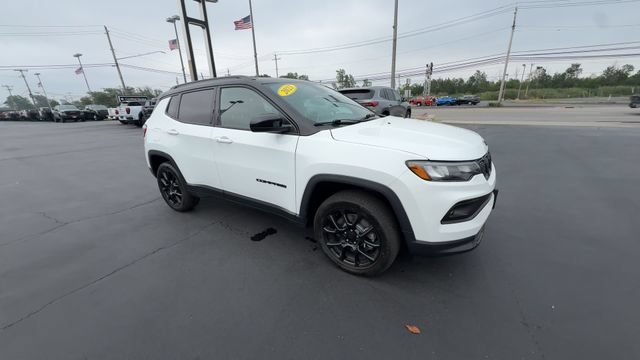 Used 2023 Jeep Compass Latitude w/ Convenience Group AWD/4WD image 2