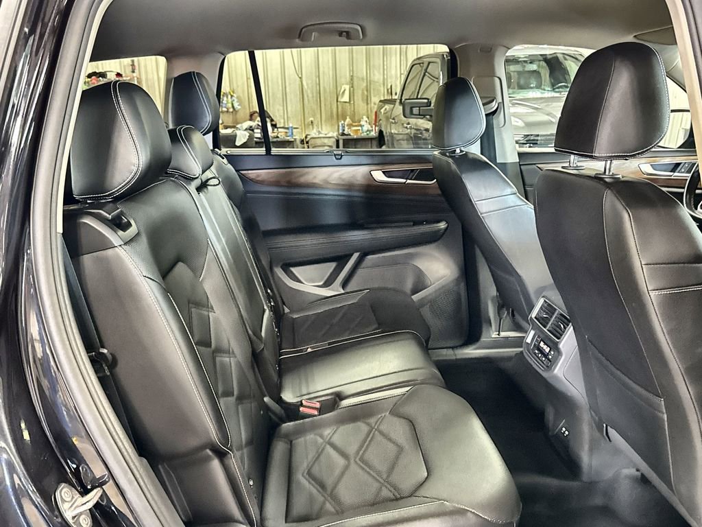 Used 2025 Volkswagen Atlas SE image 30