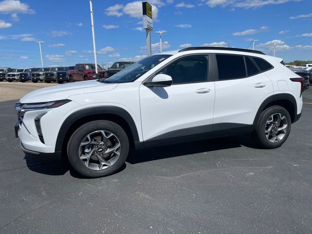 Used 2025 Chevrolet Trax LT FWD image 5