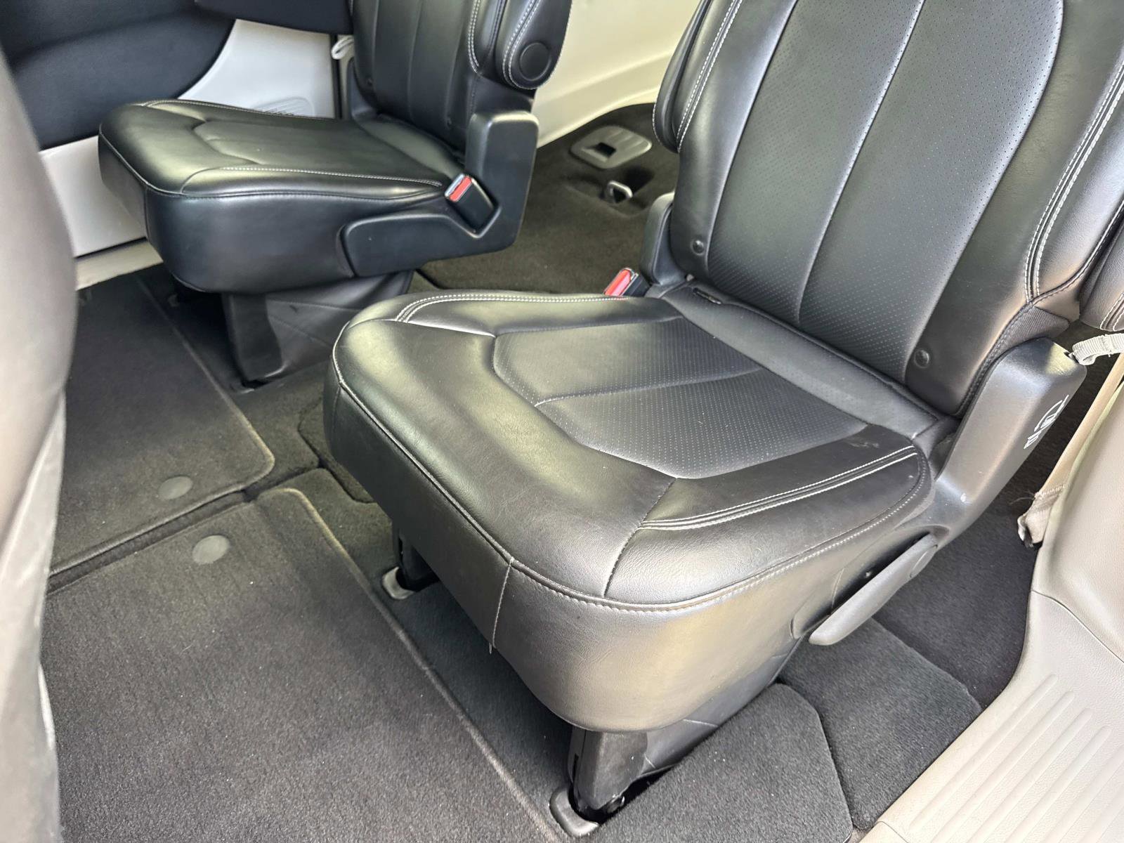 Certified 2024 Chrysler Pacifica Touring-L image 11