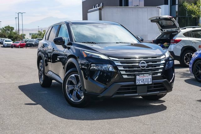 Used 2025 Nissan Rogue SV FWD image 2