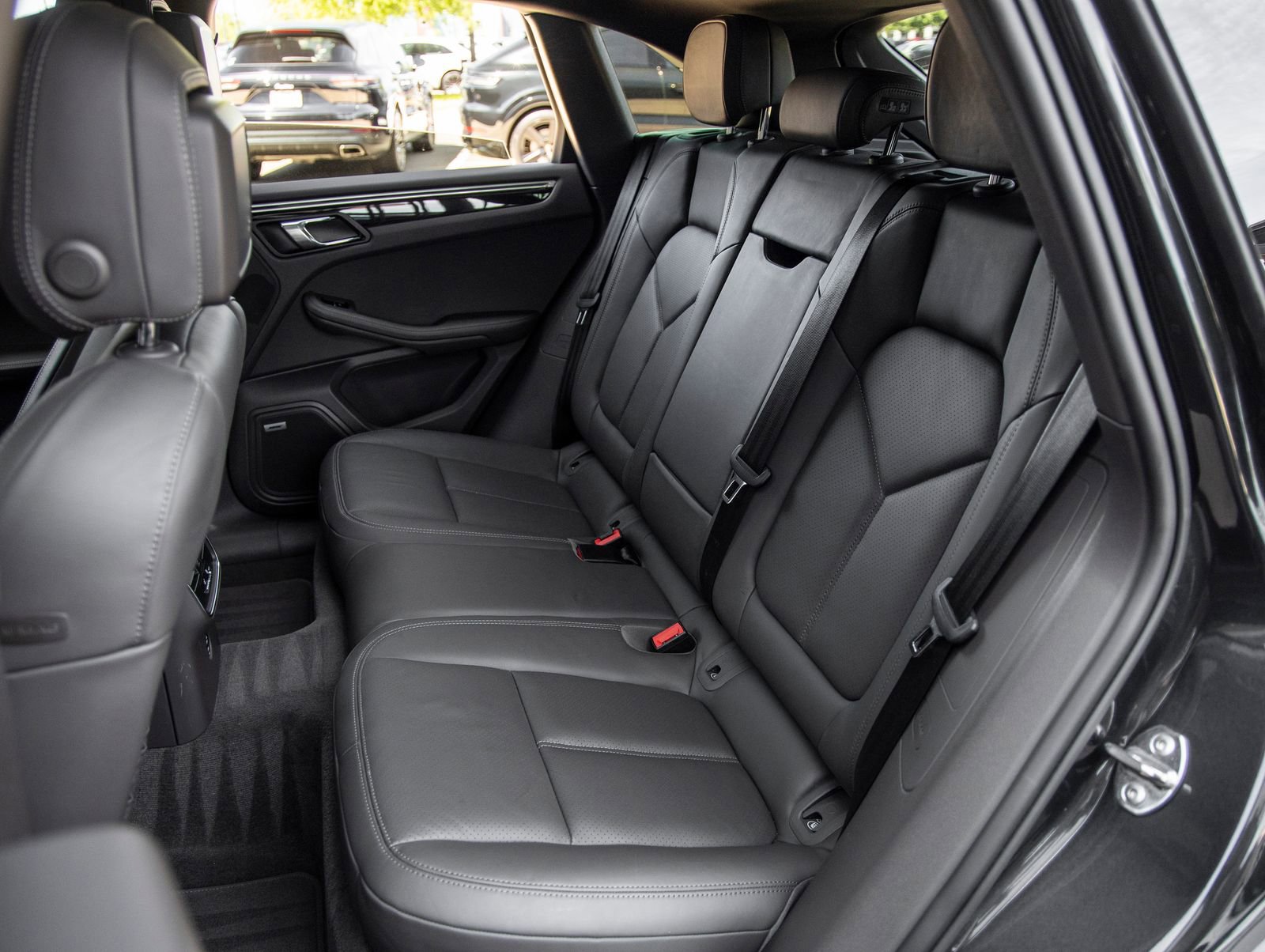 Certified 2022 Porsche Macan AWD/4WD image 36