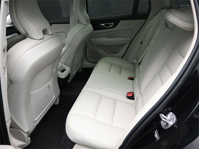 Used 2024 Volvo V60 B5 Cross Country Plus image 21