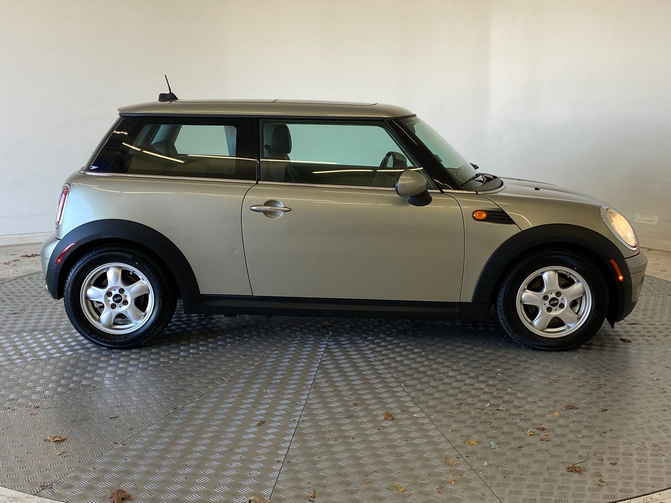Used 2010 MINI Cooper Hardtop image 8