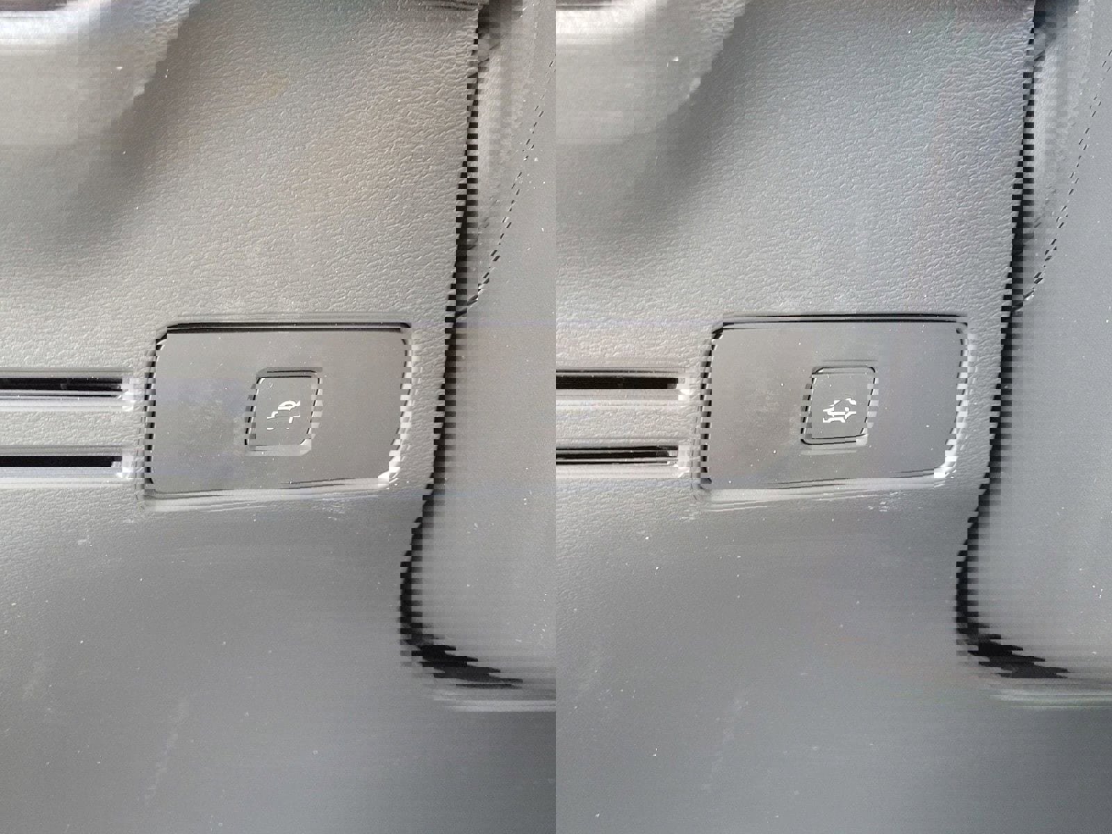 Certified 2023 Volvo XC40 Recharge Ultimate image 17