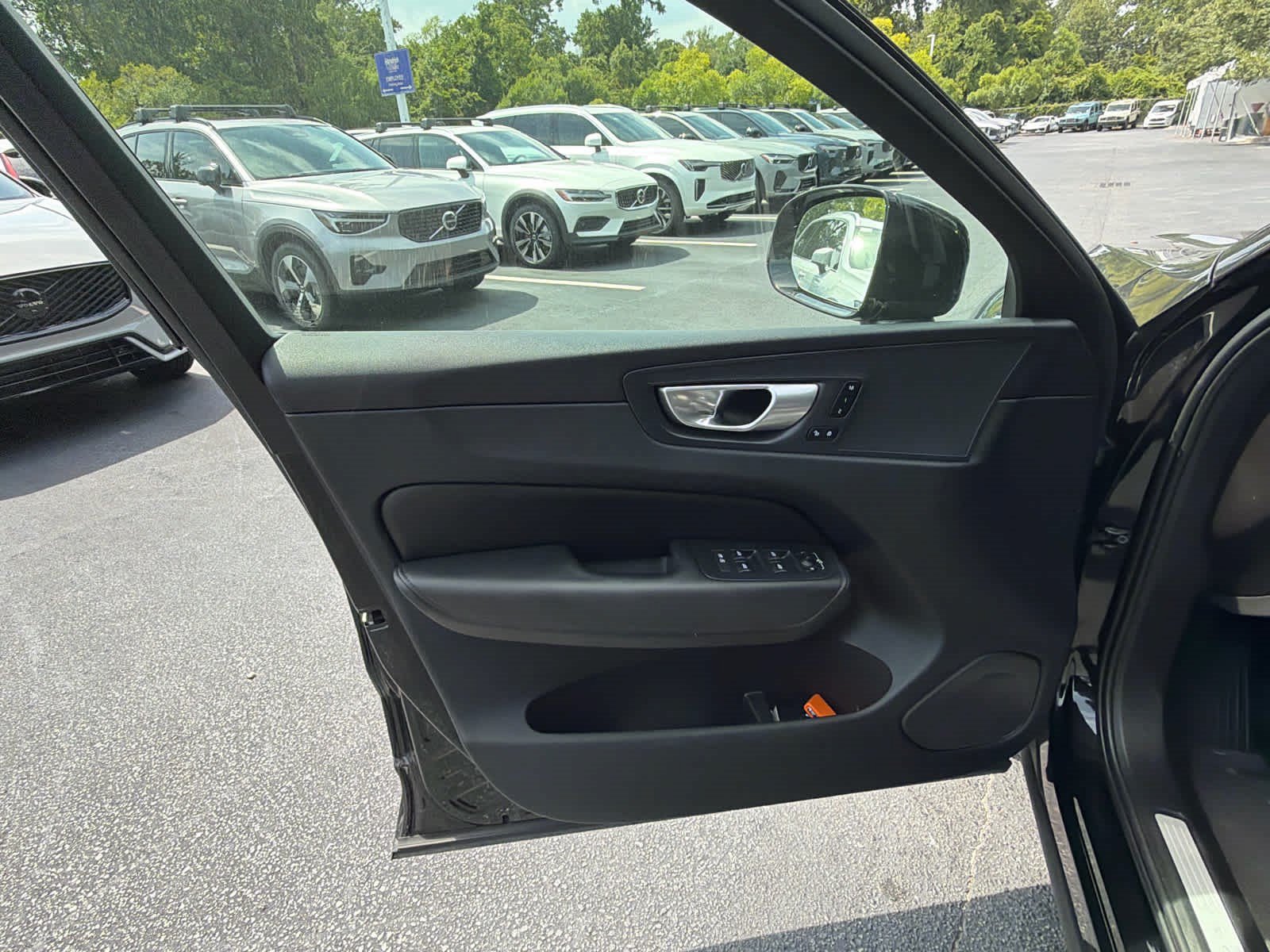 Used 2024 Volvo XC60 B5 Plus w/ Protection Package Premier AWD/4WD image 24