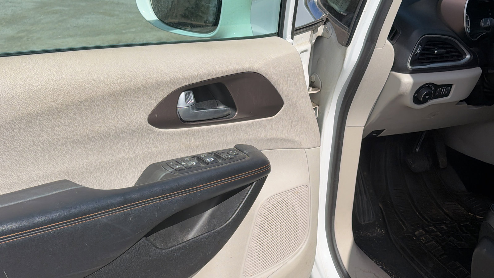 Used 2017 Chrysler Pacifica Touring-L image 15