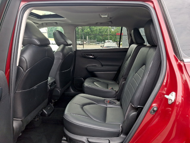 Used 2022 Toyota Highlander XLE AWD/4WD image 6
