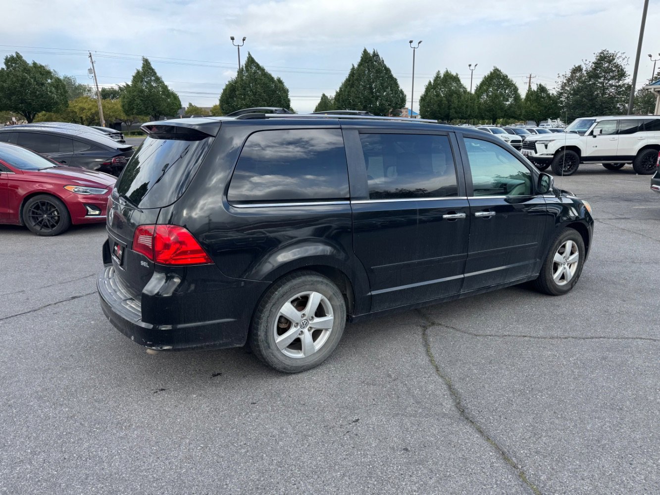 Used 2010 Volkswagen Routan SEL Premium FWD image 5