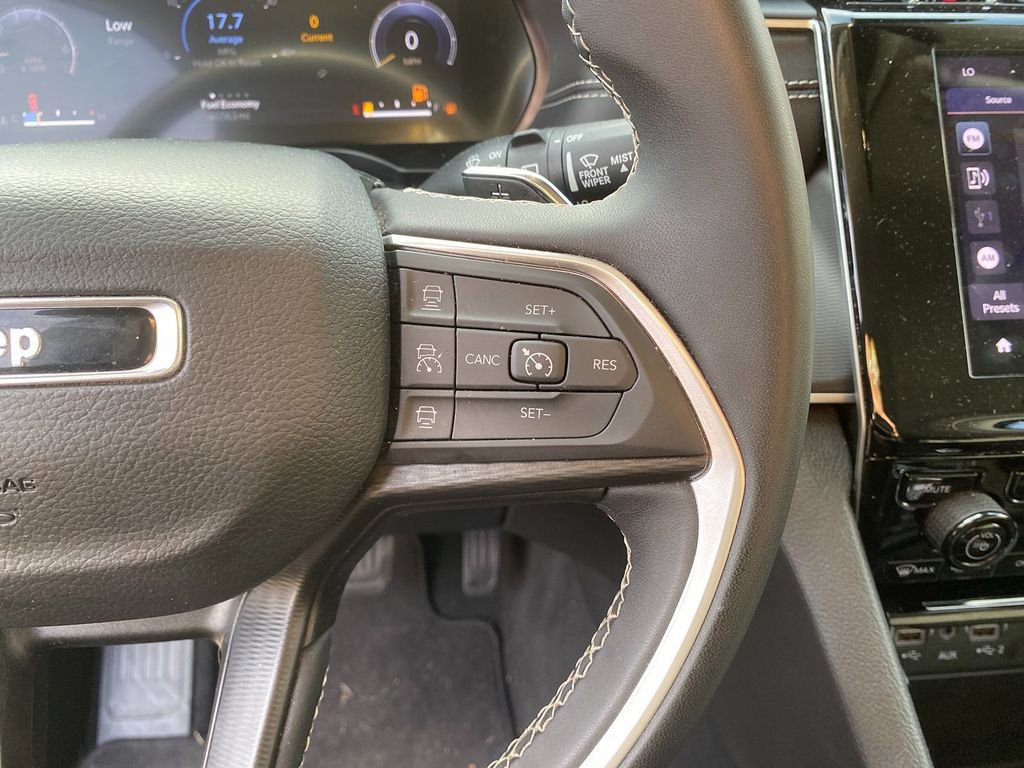 Used 2024 Jeep Grand Cherokee Laredo image 17