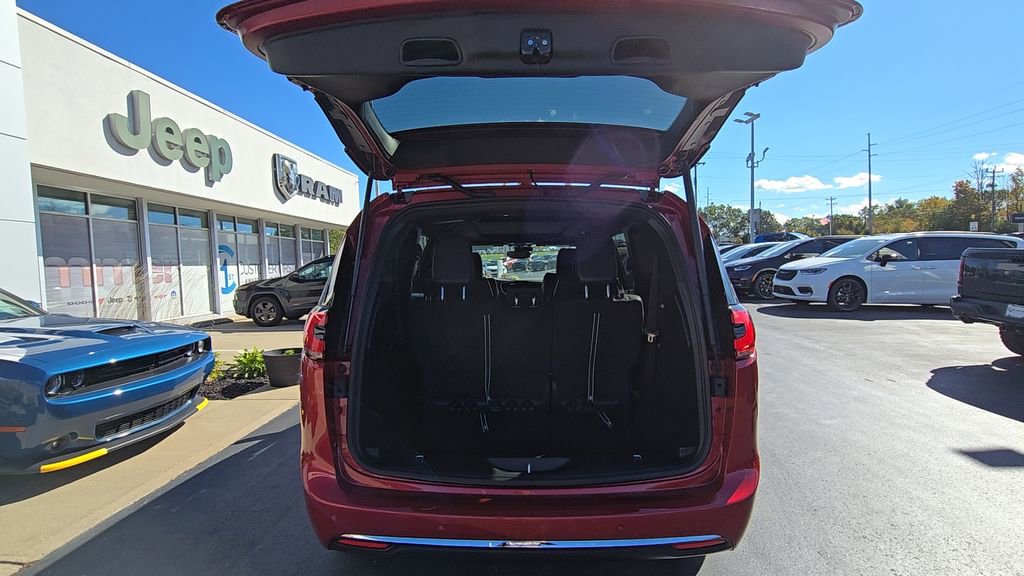 New 2026 Chrysler Pacifica Select image 16
