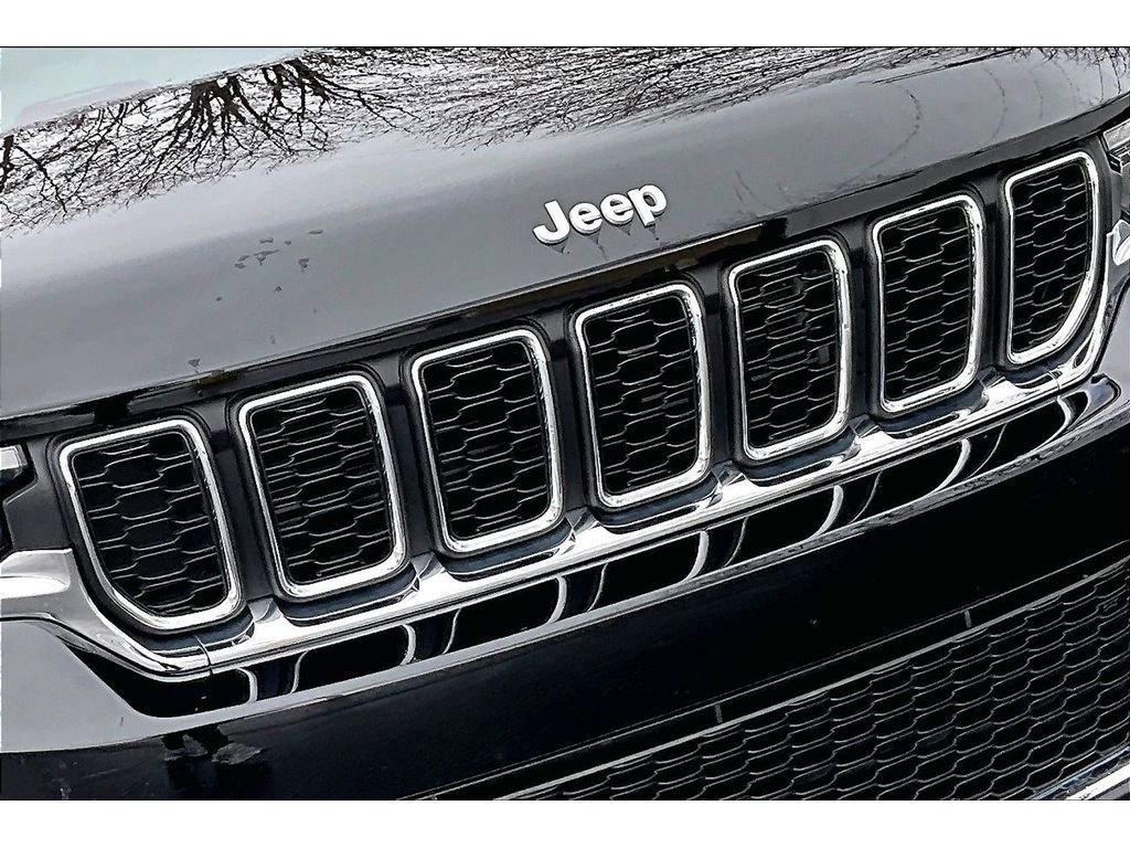 Used 2024 Jeep Grand Cherokee Laredo image 32