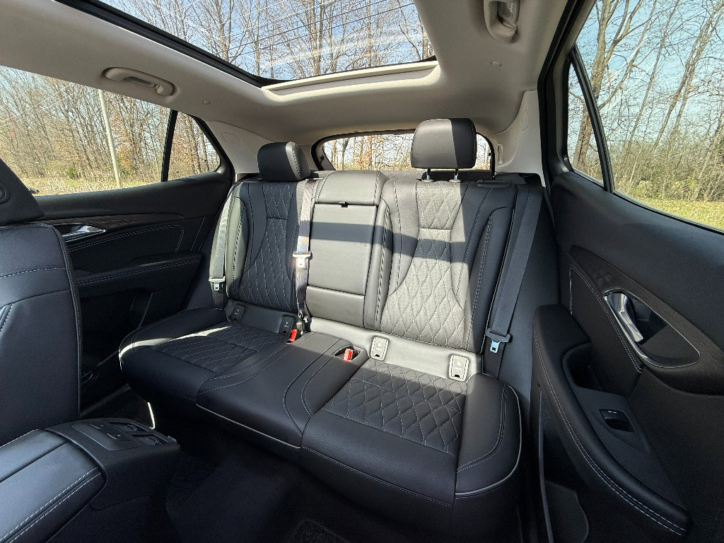 Used 2023 Buick Envision Avenir image 25